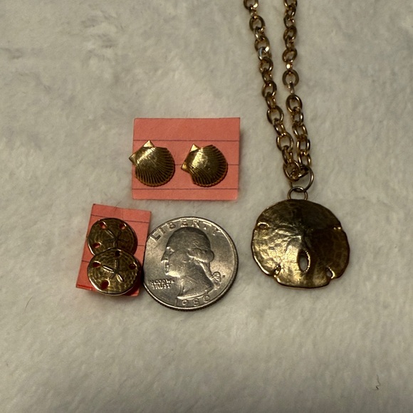 Elegant Gold-Tone Sand Dollar Necklace and Earring Set - Picture 6 of 7